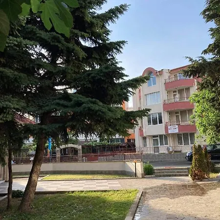 Апартаменти За Семеен Комфортен Отдих В Равда * 네세부르